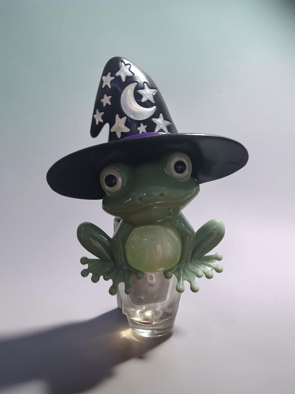 Green Frog Reptile Wallflower Holder with Black Wizard Hat